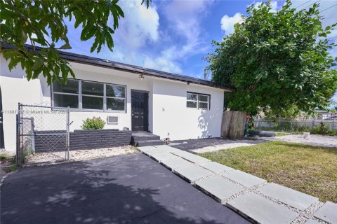 House in Miami, Florida 2 bedrooms, 74.32 sq.m. № 1941798 - photo 1