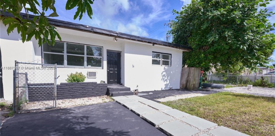 House in Miami, Florida 2 bedrooms, 74.32 sq.m. № 1941798