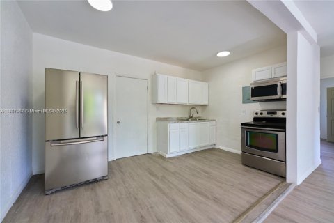 House in Miami, Florida 2 bedrooms, 74.32 sq.m. № 1941798 - photo 2