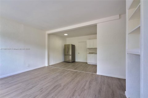 House in Miami, Florida 2 bedrooms, 74.32 sq.m. № 1941798 - photo 4