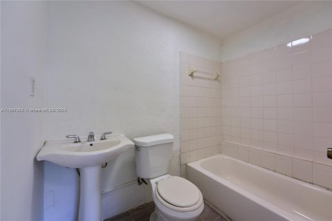 House in Miami, Florida 2 bedrooms, 74.32 sq.m. № 1941798 - photo 7