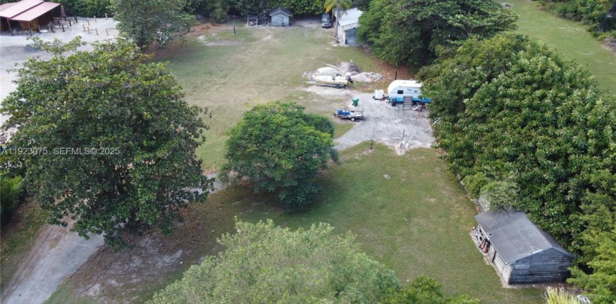 Commercial property in Homestead, Florida № 1982564