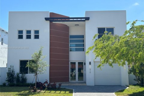 Дом в Майами, Флорида 4 спальни, 355.07м2 № 2048256