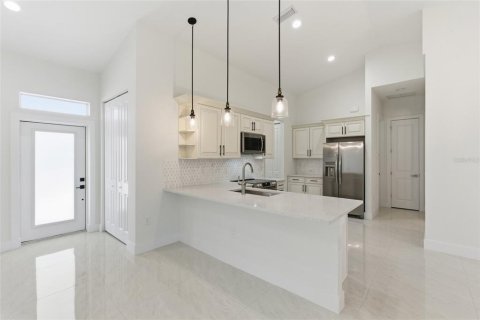House in Port Charlotte, Florida 3 bedrooms, 138.05 sq.m. № 2166085 - photo 7