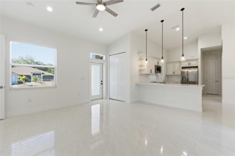 House in Port Charlotte, Florida 3 bedrooms, 138.05 sq.m. № 2166085 - photo 6