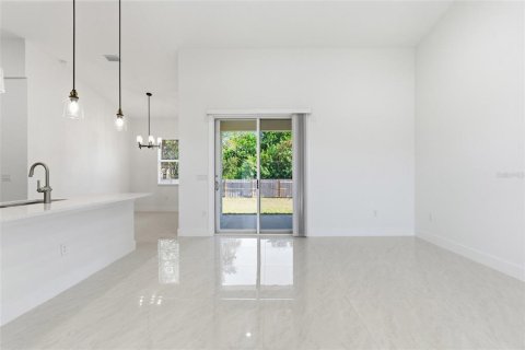 House in Port Charlotte, Florida 3 bedrooms, 138.05 sq.m. № 2166085 - photo 4