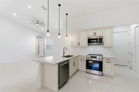 House in Port Charlotte, Florida 3 bedrooms, 138.05 sq.m. № 2166085 - photo 8