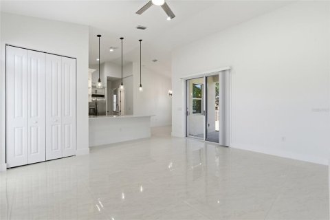 House in Port Charlotte, Florida 3 bedrooms, 138.05 sq.m. № 2166085 - photo 5