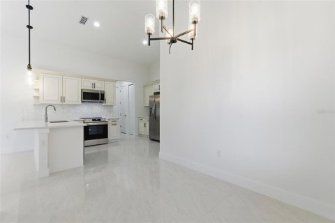 House in Port Charlotte, Florida 3 bedrooms, 138.05 sq.m. № 2166085 - photo 13