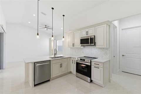 House in Port Charlotte, Florida 3 bedrooms, 138.05 sq.m. № 2166085 - photo 9