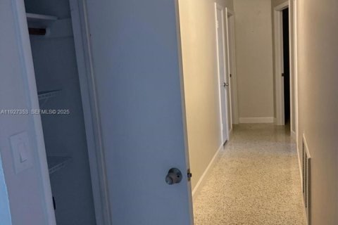 Casa en alquiler en Miami Gardens, Florida, 3 dormitorios, 104.52 m2 № 1987980 - foto 11