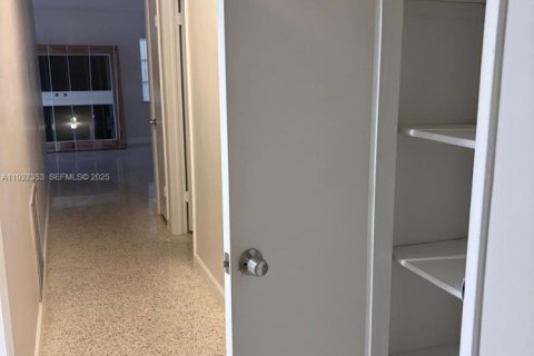 Casa en alquiler en Miami Gardens, Florida, 3 dormitorios, 104.52 m2 № 1987980 - foto 12