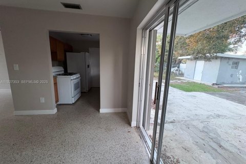 Casa en alquiler en Miami Gardens, Florida, 3 dormitorios, 104.52 m2 № 1987980 - foto 8