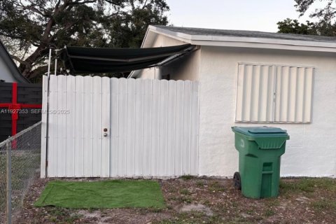 Casa en alquiler en Miami Gardens, Florida, 3 dormitorios, 104.52 m2 № 1987980 - foto 4