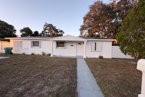Casa en alquiler en Miami Gardens, Florida, 3 dormitorios, 104.52 m2 № 1987980 - foto 1