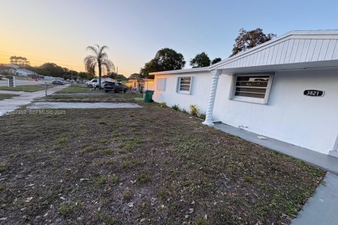 Casa en alquiler en Miami Gardens, Florida, 3 dormitorios, 104.52 m2 № 1987980 - foto 2