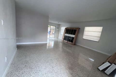 Casa en alquiler en Miami Gardens, Florida, 3 dormitorios, 104.52 m2 № 1987980 - foto 7