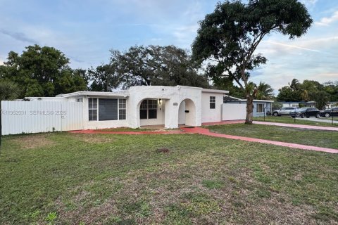 House in Miramar, Florida 3 bedrooms, 113.06 sq.m. № 2006351