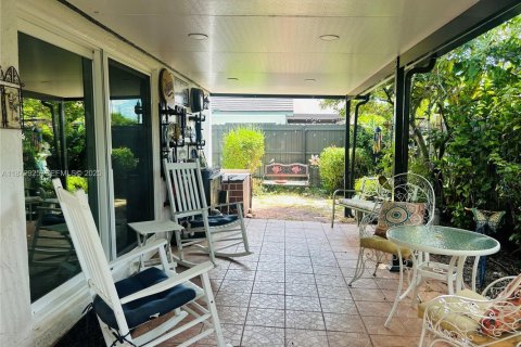 House in Miami, Florida 3 bedrooms, 152.82 sq.m. № 1923005 - photo 21