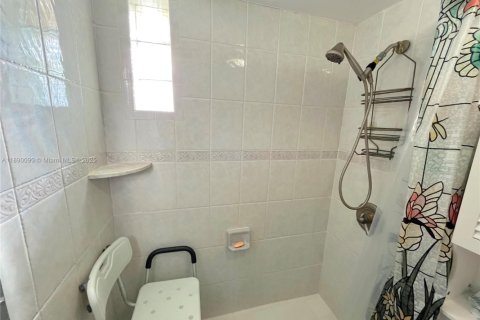 Villa ou maison à vendre à Hialeah, Floride: 2 chambres, 120.03 m2 № 1939084 - photo 21
