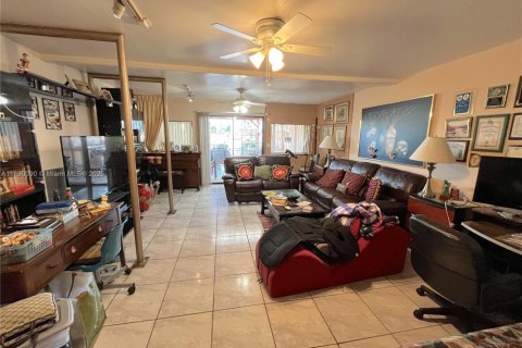 Villa ou maison à vendre à Hialeah, Floride: 2 chambres, 120.03 m2 № 1939084 - photo 13