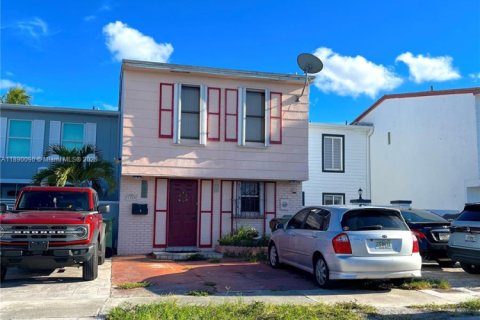 Villa ou maison à vendre à Hialeah, Floride: 2 chambres, 120.03 m2 № 1939084 - photo 2
