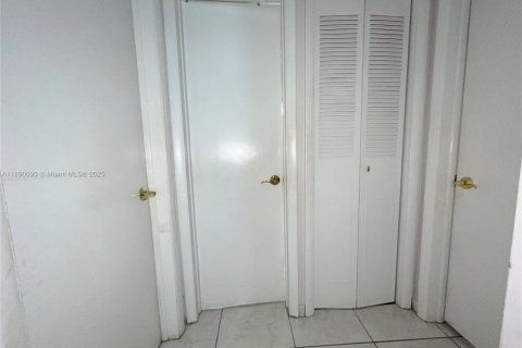 Villa ou maison à vendre à Hialeah, Floride: 2 chambres, 120.03 m2 № 1939084 - photo 17