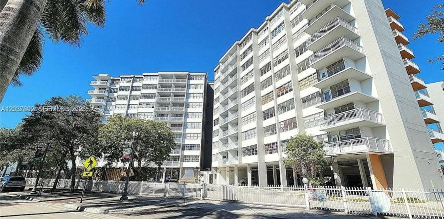 Condominio en North Miami Beach, Florida, 1 dormitorio  № 2177867