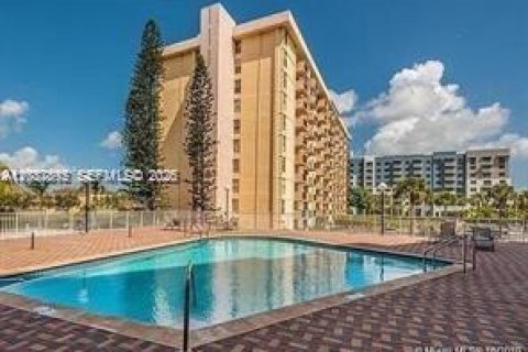 Condominio en alquiler en North Miami Beach, Florida, 1 dormitorio, 73.39 m2 № 2177867 - foto 2