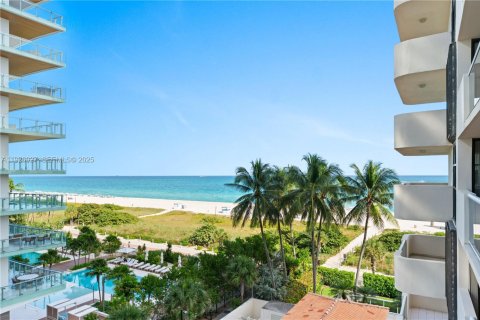 Copropriété à vendre à Miami Beach, Floride: 2 chambres, 130.99 m2 № 1990058 - photo 1