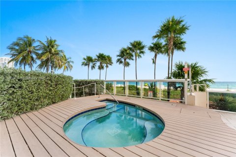 Copropriété à vendre à Miami Beach, Floride: 2 chambres, 130.99 m2 № 1990058 - photo 15