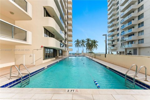Copropriété à vendre à Miami Beach, Floride: 2 chambres, 130.99 m2 № 1990058 - photo 14
