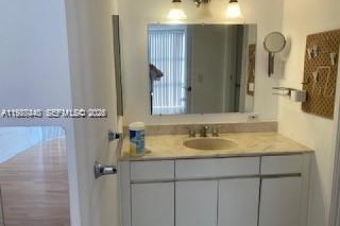 Condo in Sunny Isles Beach, Florida, 2 bedrooms  № 2047810