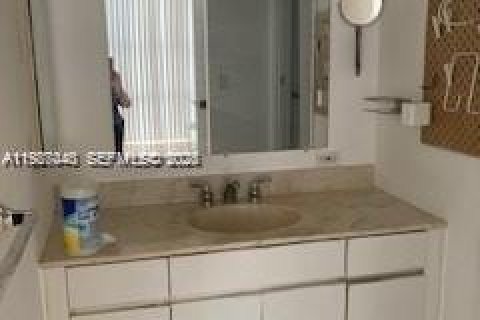 Condo in Sunny Isles Beach, Florida, 2 bedrooms  № 2047810 - photo 2
