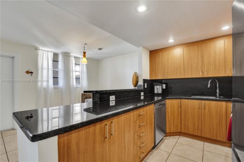Condominio en venta en Hollywood, Florida, 1 dormitorio, 78.97 m2 № 1854929 - foto 2