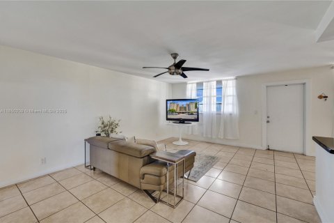 Condominio en venta en Hollywood, Florida, 1 dormitorio, 78.97 m2 № 1854929 - foto 19