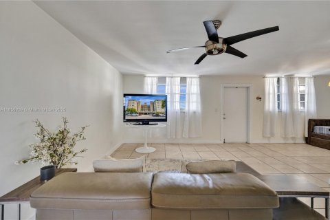 Condominio en venta en Hollywood, Florida, 1 dormitorio, 78.97 m2 № 1854929 - foto 4