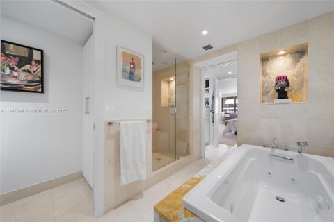 Condo in Miami, Florida, 2 bedrooms № 1935917 - photo 15