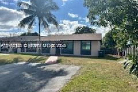 Снять в аренду таунхаус в Майами, Флорида 3 спальни, 103.12м2, № 1968164 - фото 2