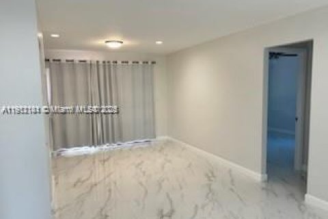 Снять в аренду таунхаус в Майами, Флорида 3 спальни, 103.12м2, № 1968164 - фото 7