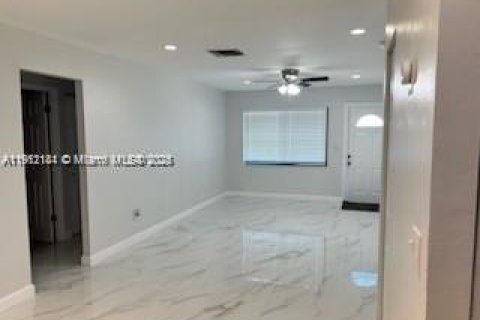 Снять в аренду таунхаус в Майами, Флорида 3 спальни, 103.12м2, № 1968164 - фото 4