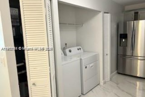 Снять в аренду таунхаус в Майами, Флорида 3 спальни, 103.12м2, № 1968164 - фото 19