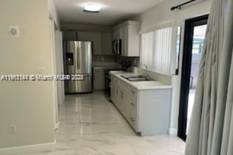 Снять в аренду таунхаус в Майами, Флорида 3 спальни, 103.12м2, № 1968164 - фото 8