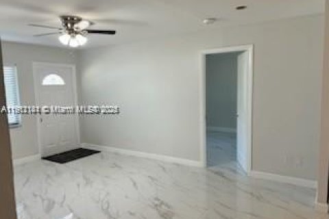 Снять в аренду таунхаус в Майами, Флорида 3 спальни, 103.12м2, № 1968164 - фото 3