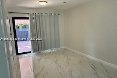 Снять в аренду таунхаус в Майами, Флорида 3 спальни, 103.12м2, № 1968164 - фото 5