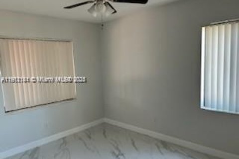 Снять в аренду таунхаус в Майами, Флорида 3 спальни, 103.12м2, № 1968164 - фото 17