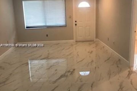 Снять в аренду таунхаус в Майами, Флорида 3 спальни, 103.12м2, № 1968164 - фото 6