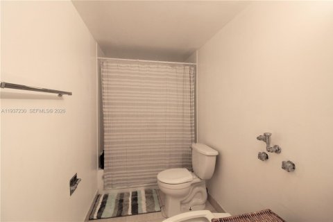 Condo in Hallandale Beach, Florida, 2 bedrooms  № 2059788 - photo 12