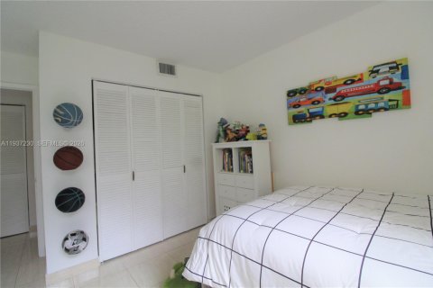 Condo in Hallandale Beach, Florida, 2 bedrooms  № 2059788 - photo 14