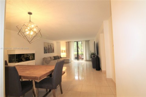 Condo in Hallandale Beach, Florida, 2 bedrooms  № 2059788 - photo 5